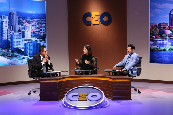 CEO Yến Nhi đang được hai chuyên gia tư vấn về thương hiệu hậu M&A trong  chương trình CEO – Chìa khoá thành công trên VTV1 – Đài truyền hình Việt Nam